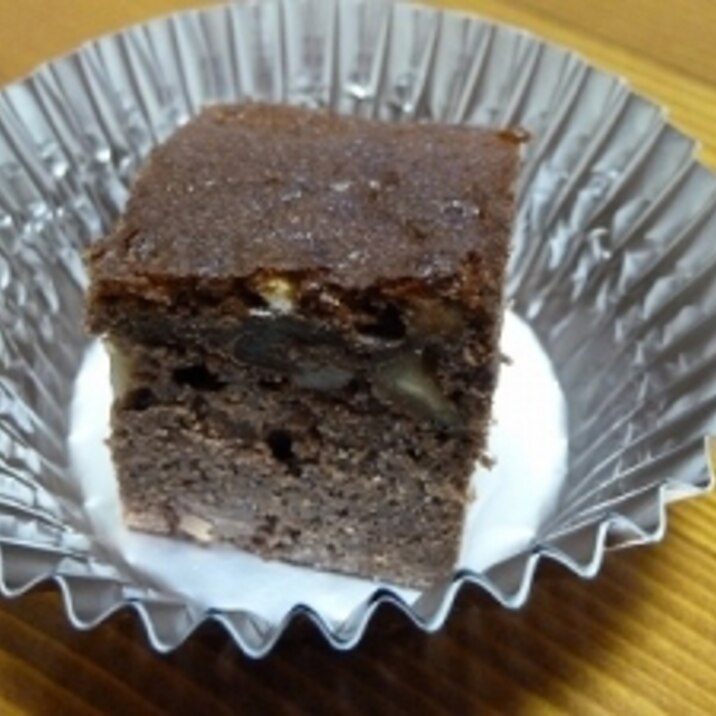 チョコとクルミがたっぷり！濃厚チョコレートケーキ♪